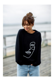 B167 Pullover top with a print in the front - black