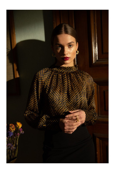 S235 Chiiffon blouse with a tie detail in the back - model 3